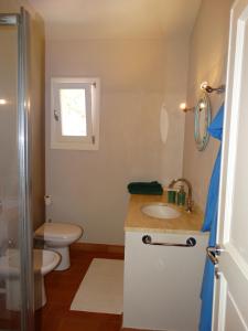 阿祖罗港Villa Gemma的一间带水槽和卫生间的浴室以及窗户。