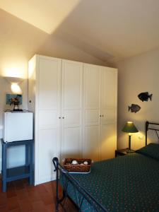 阿祖罗港Villa Gemma的一间卧室配有一张床和白色橱柜