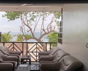 马富施Tavern Lodge Maafushi的带沙发的客厅,享有海景