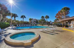 巴拿马城海滩Portside Resort by Panhandle Getaways的一个带椅子的大型游泳池和一个游泳池