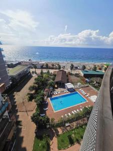 高尼奥Super Lux Apartment Mgzavrebi的享有游泳池和大海的景色