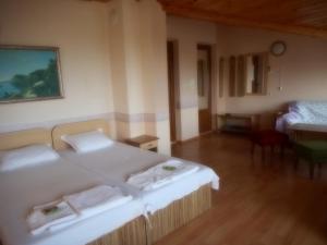 沙布拉Guest Rooms Ribarska Hizha的一间卧室配有带毛巾的床