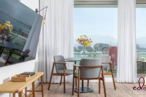 埃拉特דירה בסי סייד עם נוף מדהים לים - By Edom的一间带桌椅和窗户的用餐室