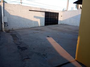 巴雷图斯Pousada do Julio的砖楼旁边的空停车位
