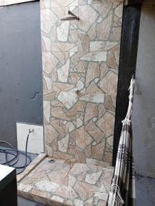 巴雷图斯Pousada do Julio的带淋浴的浴室(带石墙)