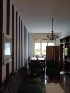 米兰Il grande blu的带沙发和吊灯的客厅