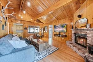 大熊湖Cozy Cabin perfect for 2 Families的带沙发和壁炉的客厅