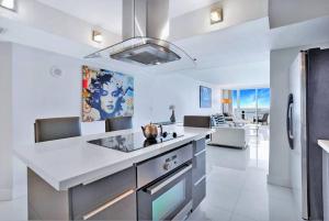 迈阿密Bay Watch Penthouse! Direct Water Views!的厨房配有白色台面和冰箱