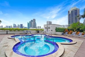 迈阿密Bay Watch Penthouse! Direct Water Views!的一座城市建筑屋顶上的游泳池