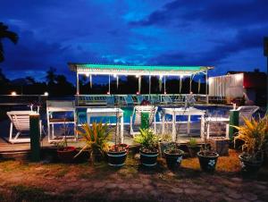 Ban DonsômPan guest house的一个带游泳池、椅子和植物的度假胜地