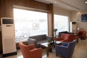 沙鲁拉فندق نوفا بارك的一间设有桌椅和大窗户的等候室