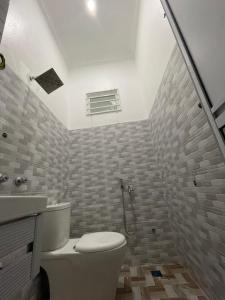 哥打巴鲁Dhuha & Dharyl's Staycation的一间带卫生间和水槽的浴室