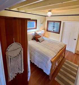 Pender IslandThe Salish Sunset Cabin的房屋内一间卧室,配有一张大床