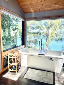 Pender IslandThe Salish Sunset Cabin的带浴缸的大窗户
