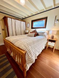 Pender IslandThe Salish Sunset Cabin的一间卧室,卧室内配有一张大床