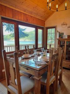 Pender IslandThe Salish Sunset Cabin的一间带桌椅和窗户的用餐室