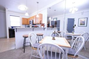 盖恩斯维尔Modern Boho Condo with a Royal Touch -KING BED的厨房以及带桌椅的用餐室。