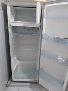 纳塔尔Pousada do Joaquimxdarc的厨房里空着冰箱,门开