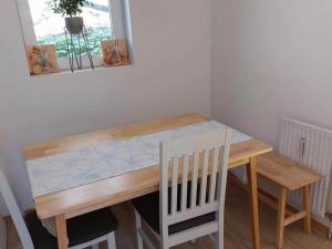 滨湖费尔德Charming small apartment with free parking的餐桌、木桌和椅子