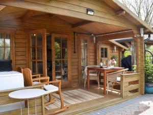 雷纳姆Oakwell Lodge的小木屋 - 带桌椅的甲板
