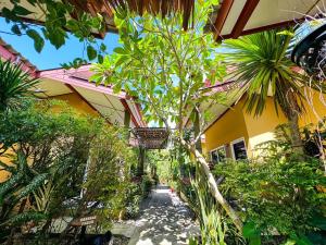 高兰兰塔班诺克度假村旅馆的通往树木和植物的房子的步行道