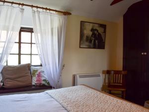 SlingsbyKates Cottage的一间卧室设有一张床和一个窗口