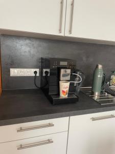 维尔茨堡Peaceful Holiday Morningstar的厨房柜台配有微波炉内的咖啡机