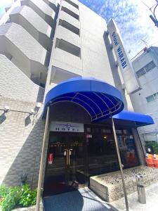 Warabi布拉肯E酒店的大楼前的蓝伞