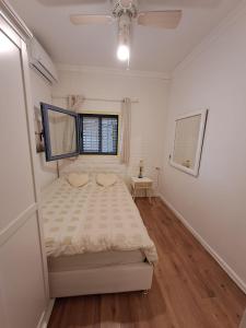 亚实基伦Rotem Suite in MARINA ASHKLON的白色的卧室设有床和窗户