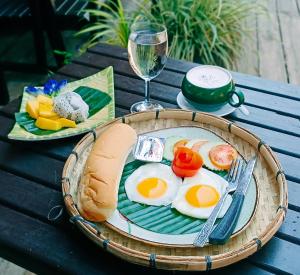 NongkhiawOu River House的桌上的一盘鸡蛋和面包