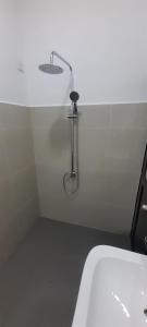 阿努拉德普勒Lake Edge Resort的带淋浴的浴室