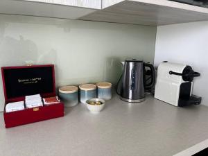 皇后镇Views on Florence的厨房柜台配有咖啡壶和咖啡壶