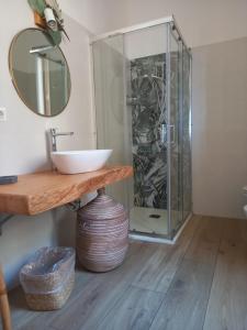 马尔扎梅米Aloha Marzamemi Rooms的一间带水槽和玻璃淋浴的浴室
