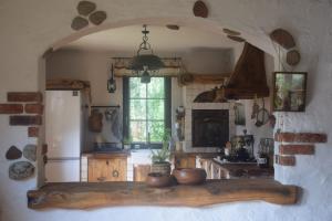 Chatka skrzatka的厨房配有桌子、冰箱和窗户。