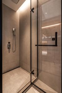 南京南京夜泊秦淮尊经书院酒店的浴室里设有玻璃门淋浴