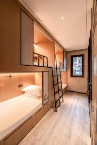 南京南京夜泊秦淮尊经书院酒店的客房设有两张双层床和一扇窗户。