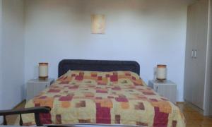 斯特鲁加Jovanoski Apartments的一间卧室配有床,床上装有被子