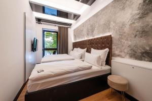 汉堡Hotel am Beatles-Platz的一间卧室配有一张大床和棕色床头板