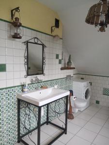 Chatka skrzatka的一间带水槽和卫生间的浴室