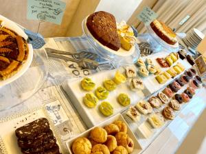 里米尼莫妮卡酒店的展示盒,包括不同种类的蛋糕和糕点