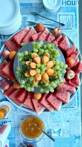 里米尼莫妮卡酒店的桌子上一盘葡萄和水果