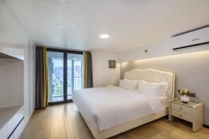 深圳星河时代公寓(深圳北站店)的白色的卧室设有一张大床和一个窗户