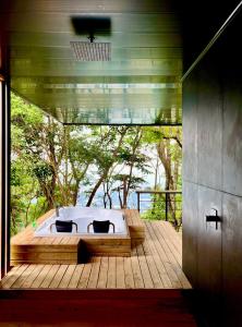 比亚维森西奥Itawa Luxury Glamping & Ecoparque turísticos的木制甲板上的浴缸