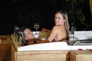比亚维森西奥Itawa Luxury Glamping & Ecoparque turísticos的浴缸里男女坐在一起