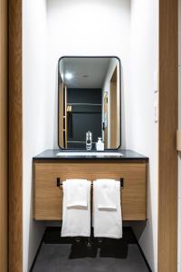 Bungotakadaplainn by negura的浴室配有带镜子的盥洗盆和毛巾