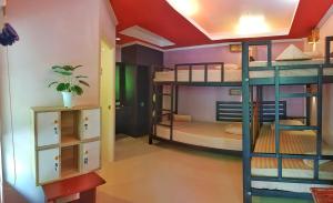 莱利海滩莱雷观景度假酒店的一间房间,设有三张双层床