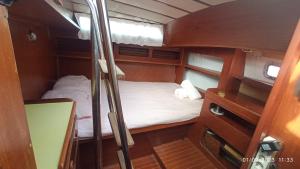 巴塞罗那Best Barcelona boat experience的船中间带一张床的小房间