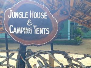 蒂瑟默哈拉默Jungle House and Camping Tents的丛林房屋和露营帐篷的标志
