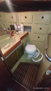 巴塞罗那Best Barcelona boat experience的一间带卫生间和水槽的小浴室