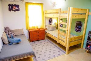 米茨佩·拉蒙זמן מדבר的一间卧室设有两张双层床和一扇窗户。